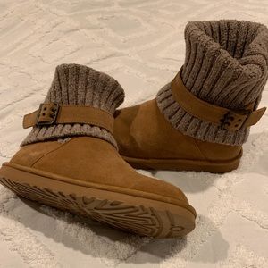UGG boots, sweater top Cambridge size 8, like new